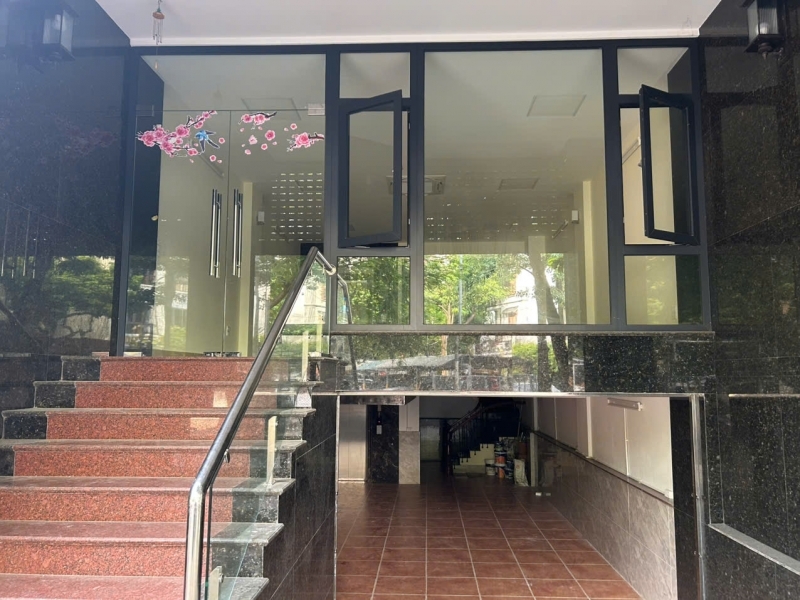 18.12.25.1 Cho thuê 6 tầng mặt phố gần CV Cầu Giấy có thể làm văn phòng kinh doanh xuất khẩu lao