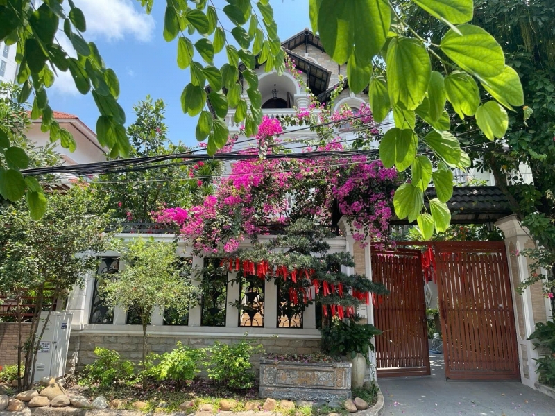 Bán biệt thự đường Nguyễn Văn Hưởng, P. Thảo Điền, Q.2, 12x29m, trệt 2 lầu, giá 120 tỷ