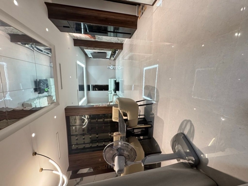 Bán biệt thự nhà phố Nguyễn Văn Cừ- Phân Lô- Ô tô tránh- Sát Phố - 160m mặt tiền rộng- 302 tỷ(TL)