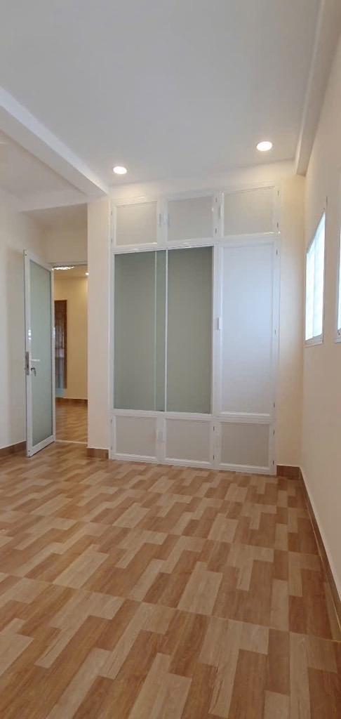 Bán căn hộ chung cư p.2 Q.5 - 74m2 có 3 pn có sổ có thang chỉ 4ty7
