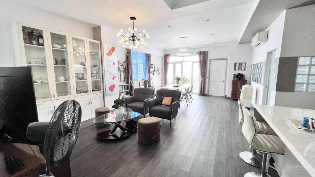 Bán căn hộ chung cư Phú Mỹ Thuận 187m2 đầy đủ nội thất hiện đại view sông giá 4 tỷ