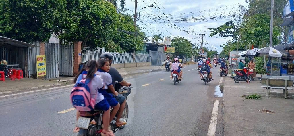 Bán đất tặng nhà ba tầng mặt tiền đường hẻm lớn sát Quốc Lộ 22 Củ Chi hơn 126m2 chỉ 5tỷ