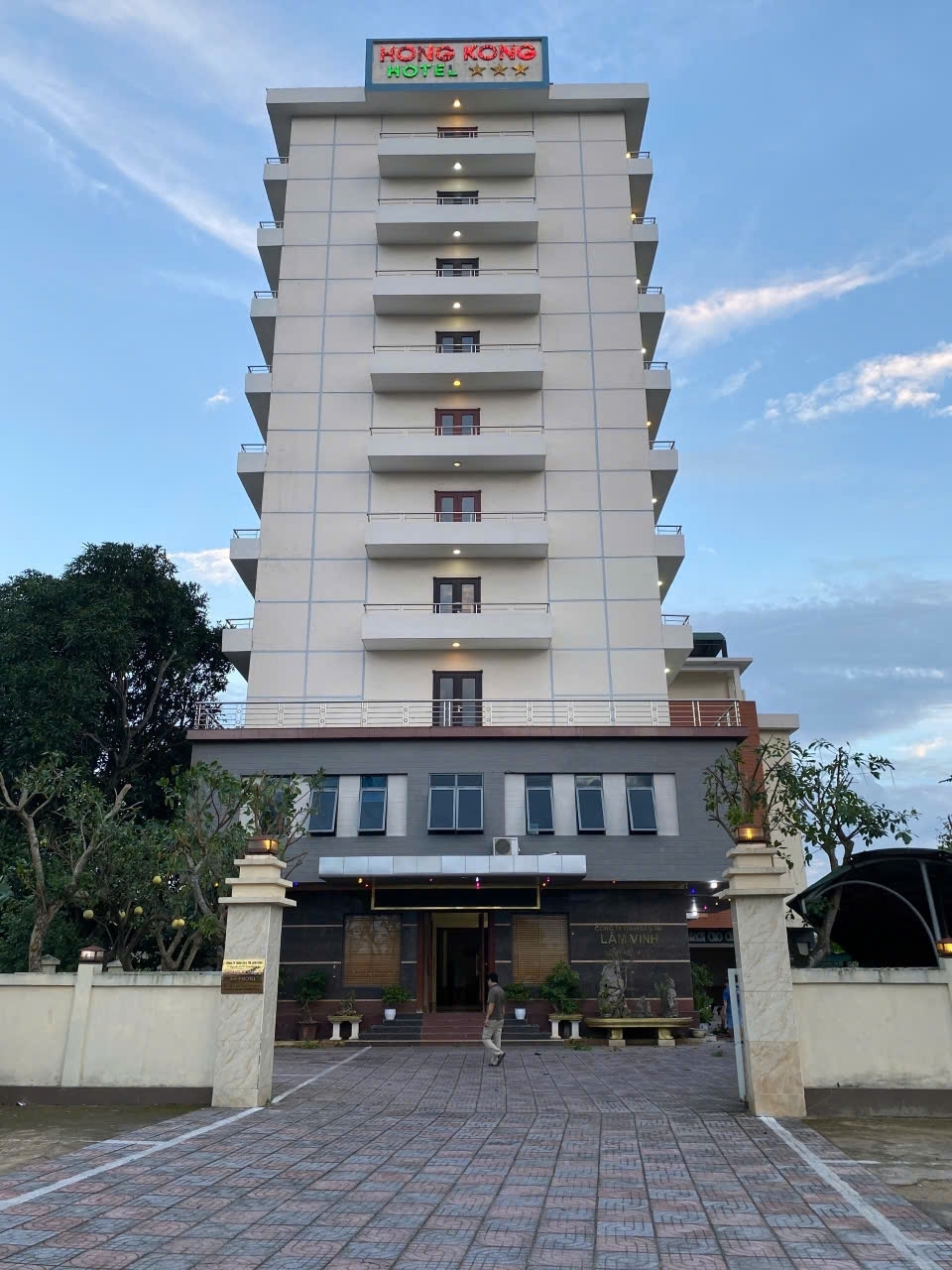 BÁN KHÁCH SẠN 3 SAO 11 TẦNG 70 PHÒNG LÊ VIẾT THUẬT TP VINH  1.080M² ĐẤT LÔ GÓC  DOANH THU 6.6 TỶ/NĂM