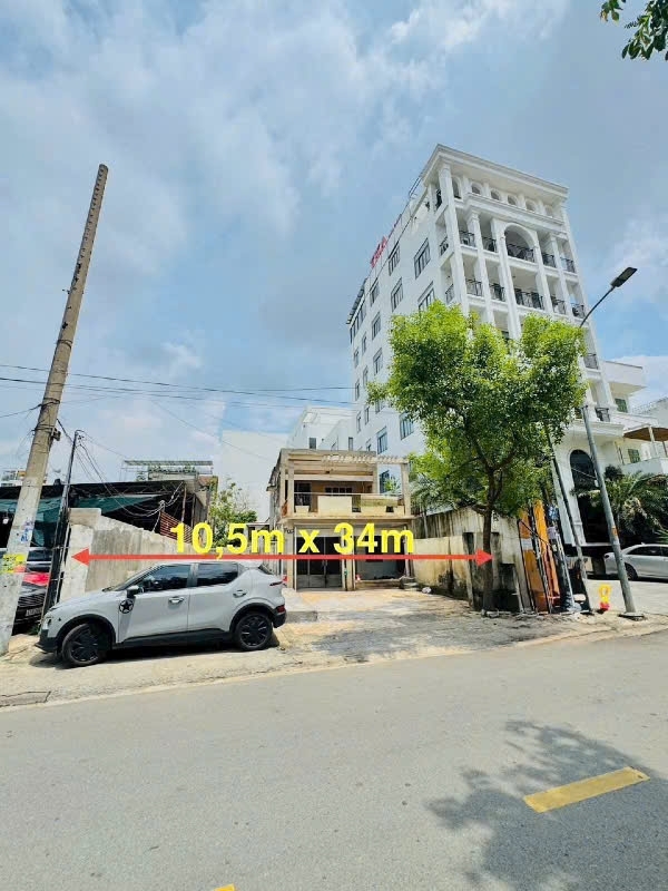 Bán khuôn đất rất đẹp xây cao tầng Mặt Tiền Đường Quốc Hương P. Thảo Điền TP Thủ Đức.