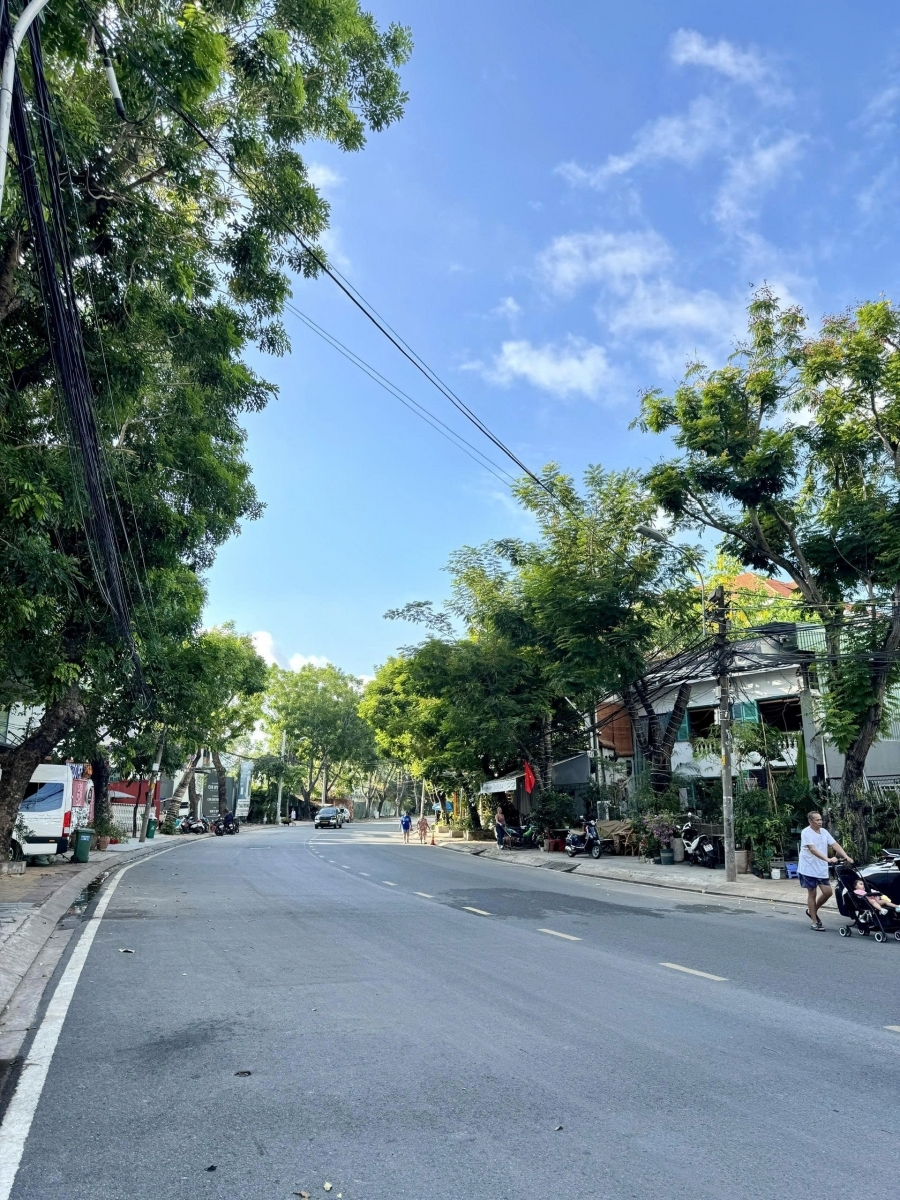 bán lô đất MT 196 Nguyễn Văn Hưởng Thảo Điền q2 tp HCM