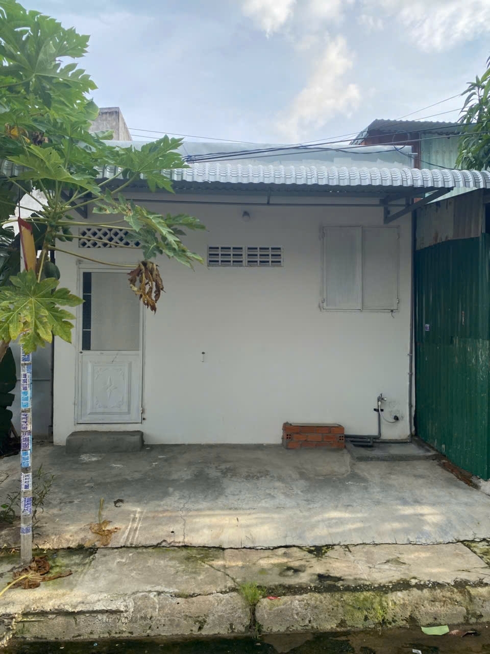 BÁN NHÀ 2 MẶT TIỀN hẻm ĐƯỜNG Ô TÔ – HÒN RỚ 1- Diện tích: 42m² — Ngang: 46m (vuông đẹp)- Hướng: