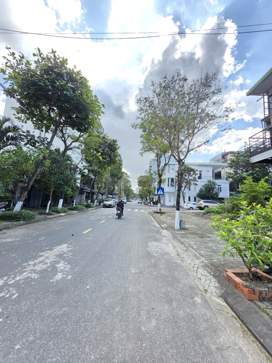 Bán nhà 2 tầng MT đường NAM THỌ 2 -Sơn Trà cách biển chỉ 500m. DT 115m2 giá 9ty5 LH 0942992361