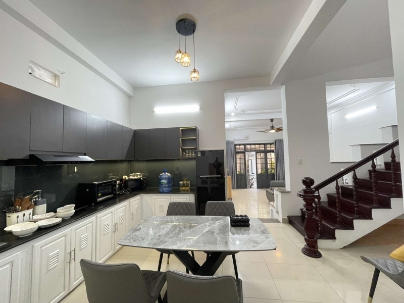 Bán nhà 2 tầng sát biển Mỹ Khê 128m² ngang 6.8m dòng tiền 40 triệu/tháng giá 17.9 tỷ