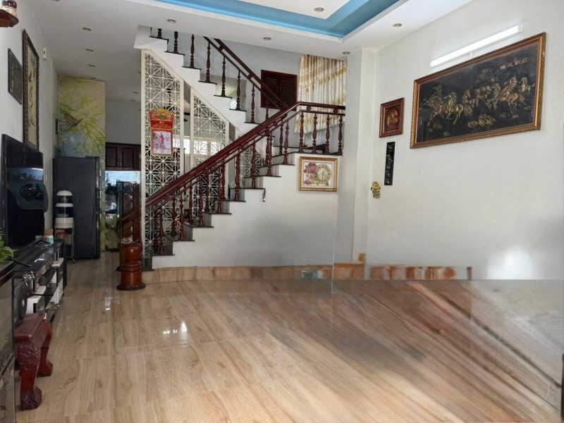 Bán nhà 3 tầng 61m2 đường Số 6 Linh Xuân Thủ Đức TP HCM giá 545 tỷ sổ hồng thuận tiện sinh sống.