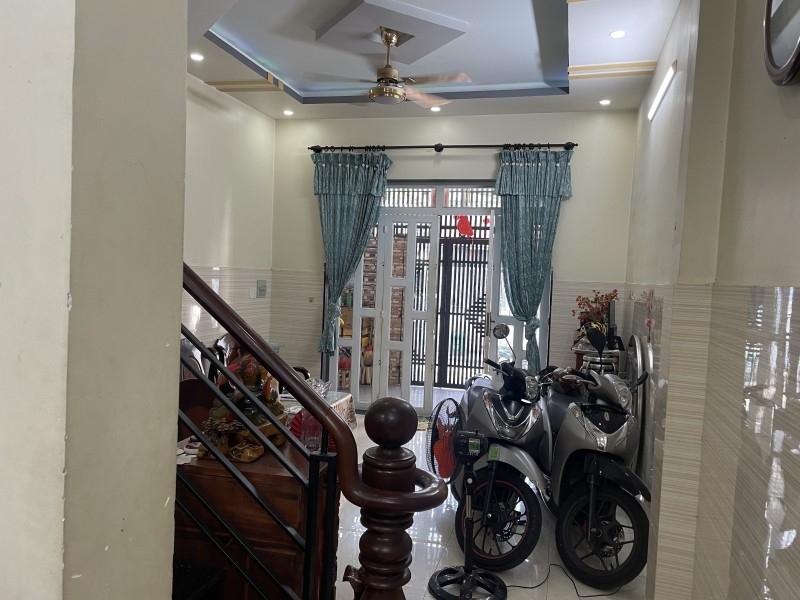 Bán nhà 3 tầng đường Lê Thị Hoa Bình Chiểu Thủ Đức. DT 71m2 sổ hồng giá 58 tỷ. Liên hệ: 0933125879.