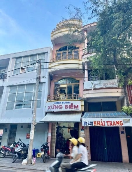 BÁN NHÀ 4 TẦNG VỪA Ở VỪA KINH DOANH MẶT TIỀN ĐƯỜNG THÁP BÀ NHA TRANG.