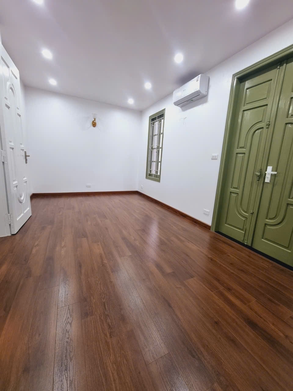 BÁN NHÀ BỒ ĐỀ – 5 TẦNG ĐẸP – VIEW HỒ – ĐẤT VUÔNG NỞ HẬUBồ Đề 79/85m² MT 6m 5T giá 16.9 tỷ – Long