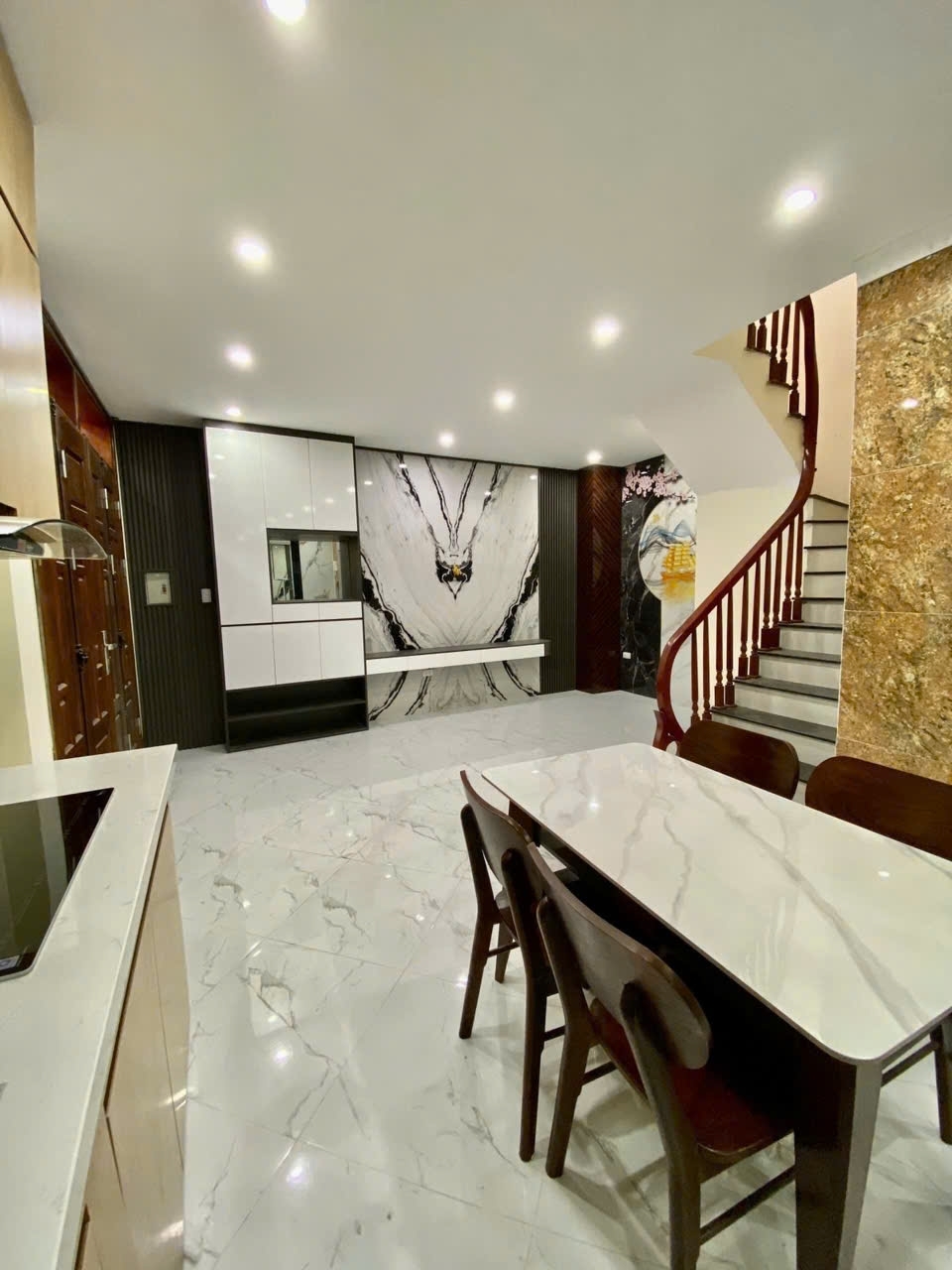 BÁN NHÀ BỒ ĐỀ – 6 TẦNG THANG MÁY – FULL NỘI THẤT – GẦN HỒBồ Đề 35m² MT 5.7m 6T giá 9.1 tỷ – Long
