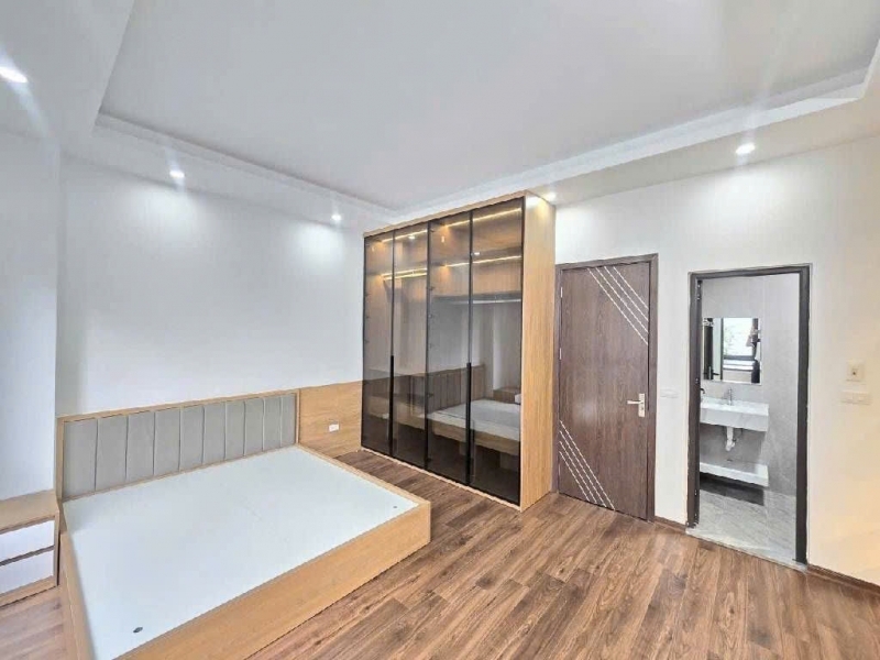 BÁN NHÀ BỒ ĐỀ LONG BIÊNOTO TRÁNHTHANG MÁYFULL NỘI THẤT45M NHỈNH 13 TỶ