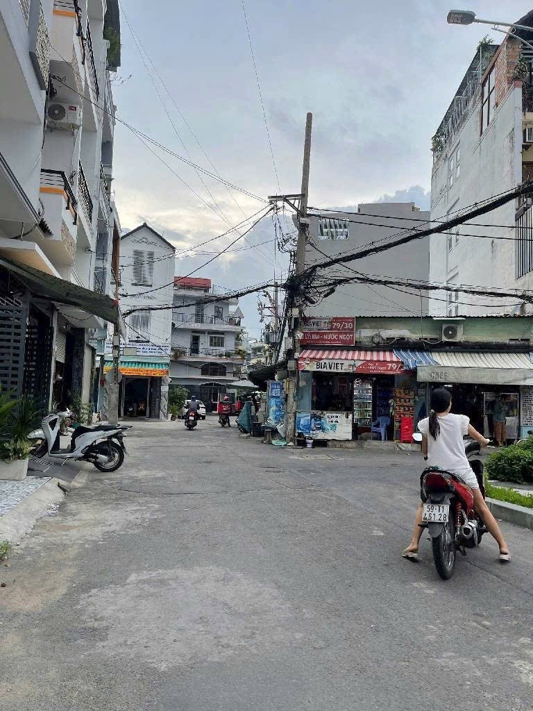 Bán nhà chia tài sản-Gần vòng xoay Lê Đại Hành-98m2-2 Tầng-HXH-Nhỉnh 9 tỷ