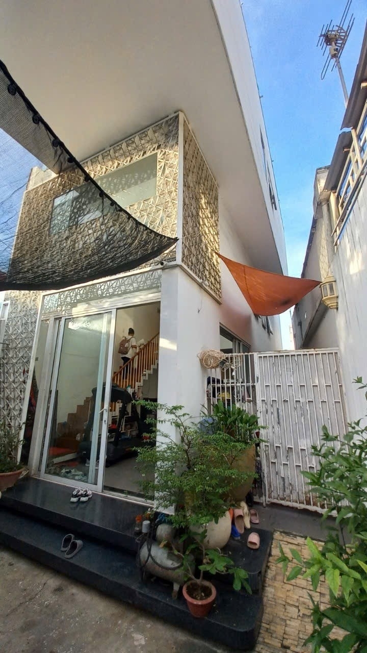 Bán nhà đường Số 10 Linh Chiểu Thủ Đức TP HCM. DT 128m2 2 tầng 4 phòng ngủ. Giá 99 tỷ