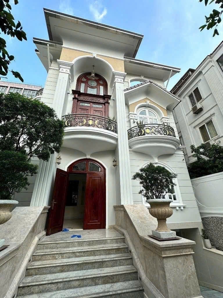 Bán nhà đường số 42, Thảo Điền, Quận 2 – 303,7m² – hầm trệt 2 lầu – giá 70 tỷ