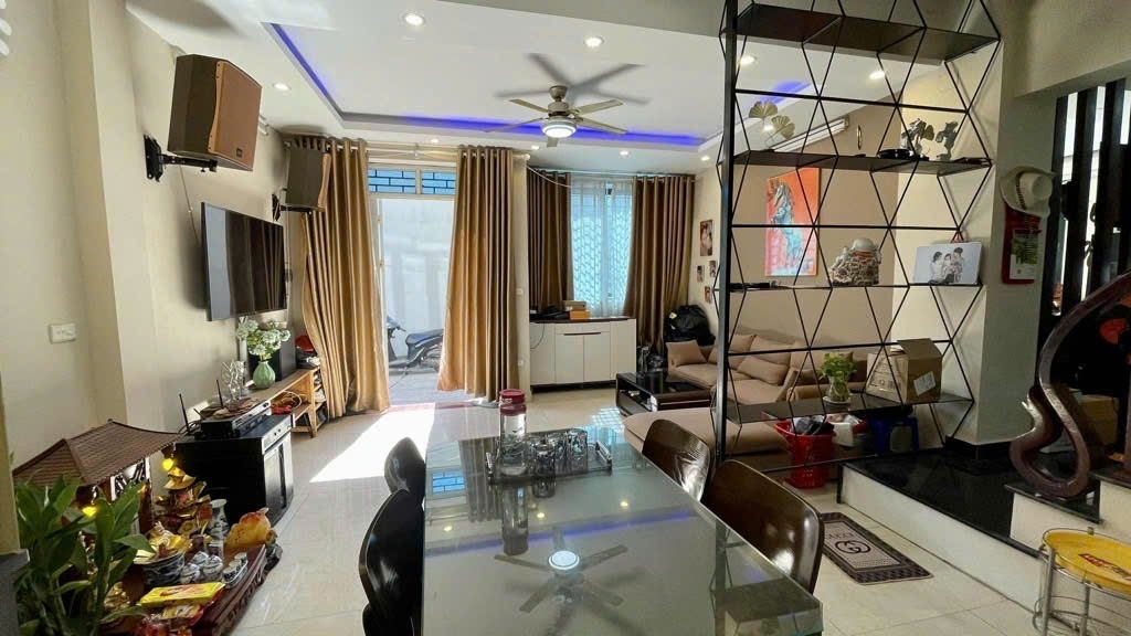 BÁN NHÀ GIA QUẤT LONG BIÊN20M OTO TRÁNHNGÕ NÔNG NHÀ ĐẸP 50M NHỈNH 9 TỶ TL