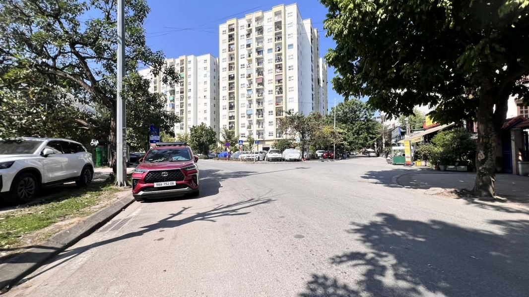 bán nhà Gia Thuỵ 90m mặt tiền 5.5m ôtô tránh full thổ cư