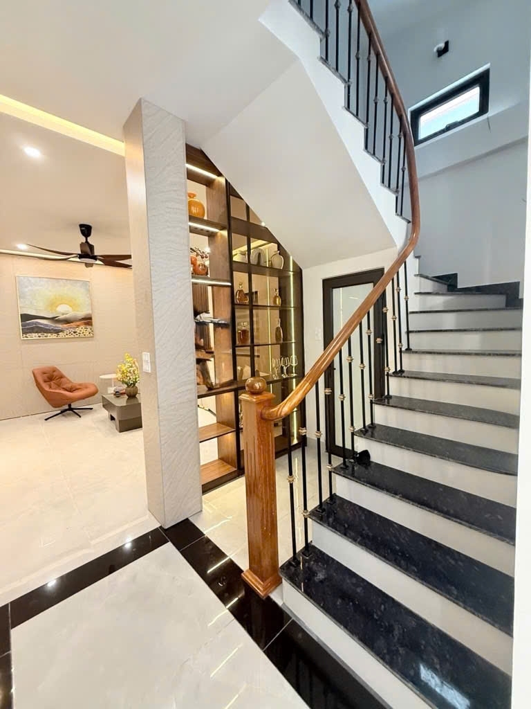 BÁN NHÀ GIẢI PHÓNG - LÔ GÓC - 3 MẶT THOÁNG - THANG MÁY - KINH DOANH  NGÕ THÔNG Ô TÔ VÀO NHÀ