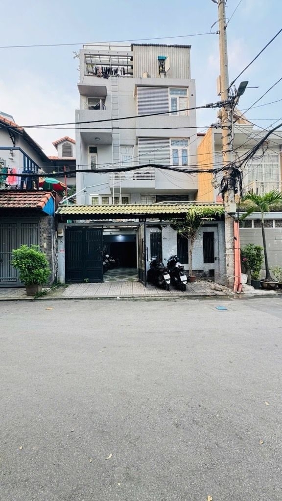 Bán nhà Hẻm Dương Quảng Hàm P17 Gò Vấp 105m2 5 Tầng 17PN khai thác CHDV. .