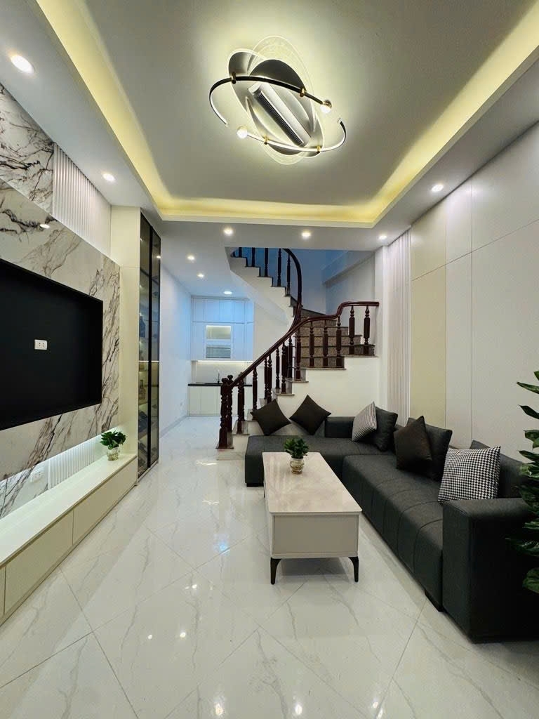 Bán nhà Hoàng Mai- đẹp đón tết- 33m 5 tầng 8.4 tỷ- full nội thất