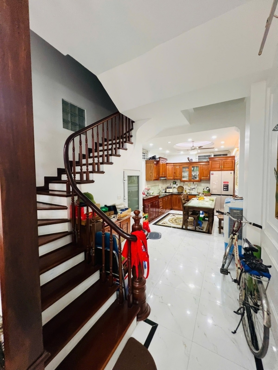 BÁN NHÀ HOÀNG QUỐC VIỆT – DT 40/45m 6 TẦNG 20M RA Ô TÔ – GIÁ 13.2 TỶ!