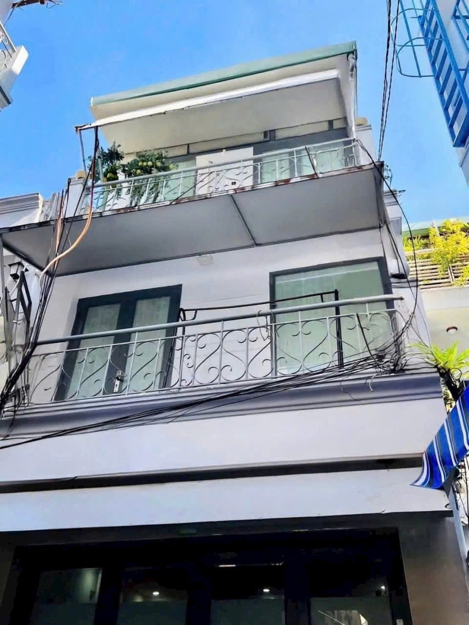 bán nhà Huỳnh Văn BánhHXH VIP Phú Nhuận3 tầng mớiNgang 4m giá nhỉnh 5 tỷ