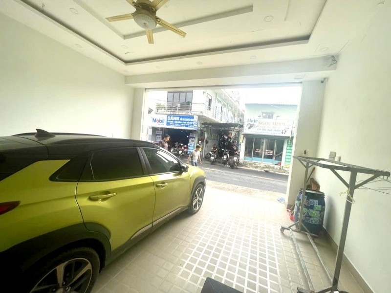 Bán nhà mặt phố đường số 4 Phường Linh Xuân TP HCM. DT 140m2 3 tầng giá 8.85 tỷ.