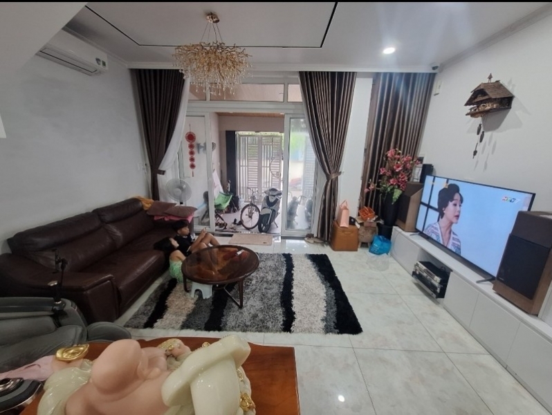 Bán nhà mặt phố đường Tự Do Q.9 Thủ Đức TP HCM. DT 90m2 3 tầng 4PN 4WC sổ hồng. Giá 905 tỷ