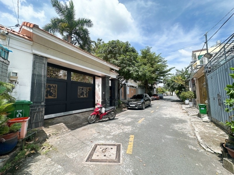 Bán nhà mặt phố Hiệp Phú Q.9 TP HCM. DT  98m2 một trệt giá 6.9 tỷ sổ hồng đầy đủ. Liên hệ