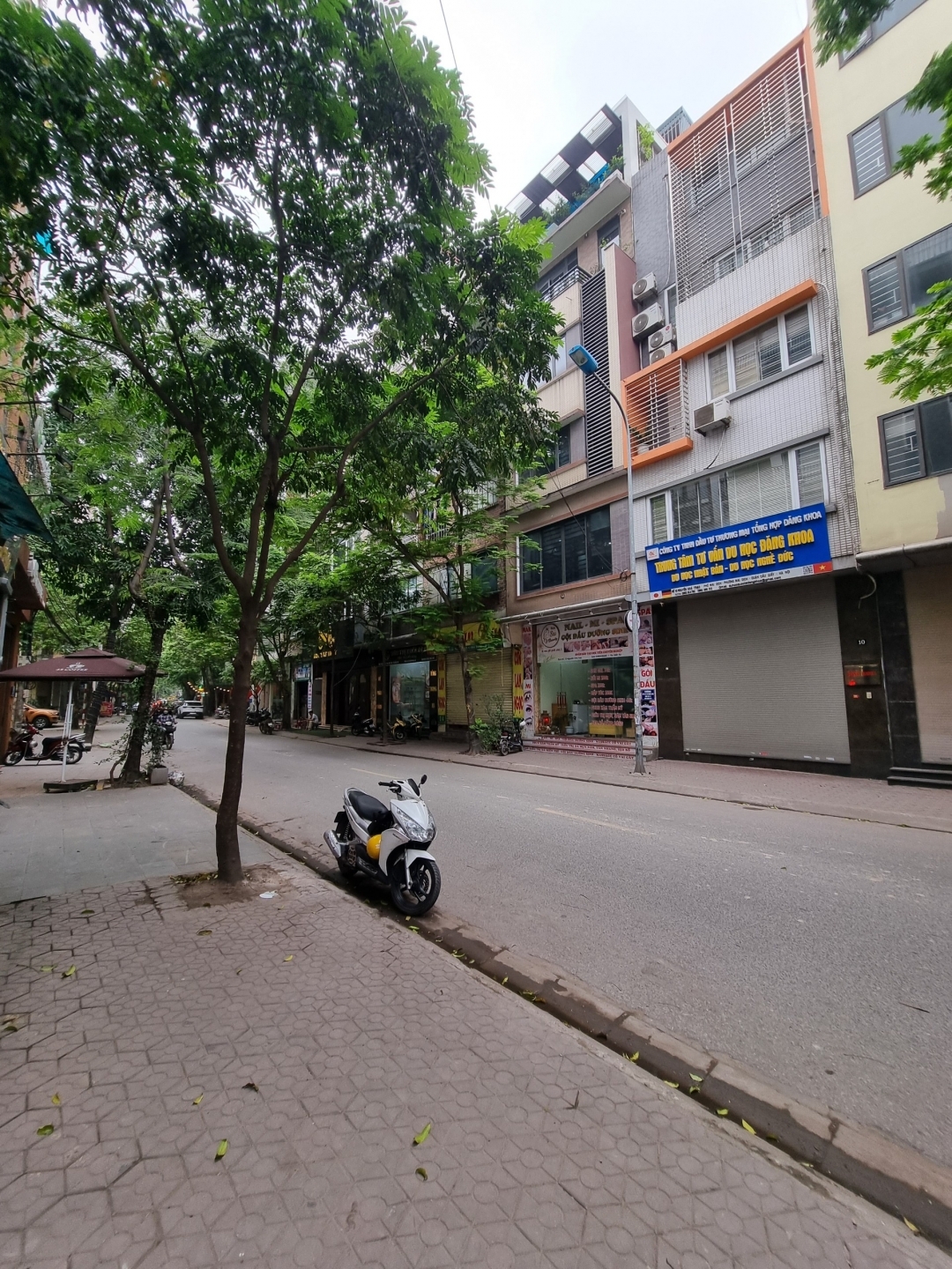 Bán nhà Mặt Phố quận Cầu Giấy 60m 5T vỉa hè KD sầm uất nhỉnh 22 tỷ