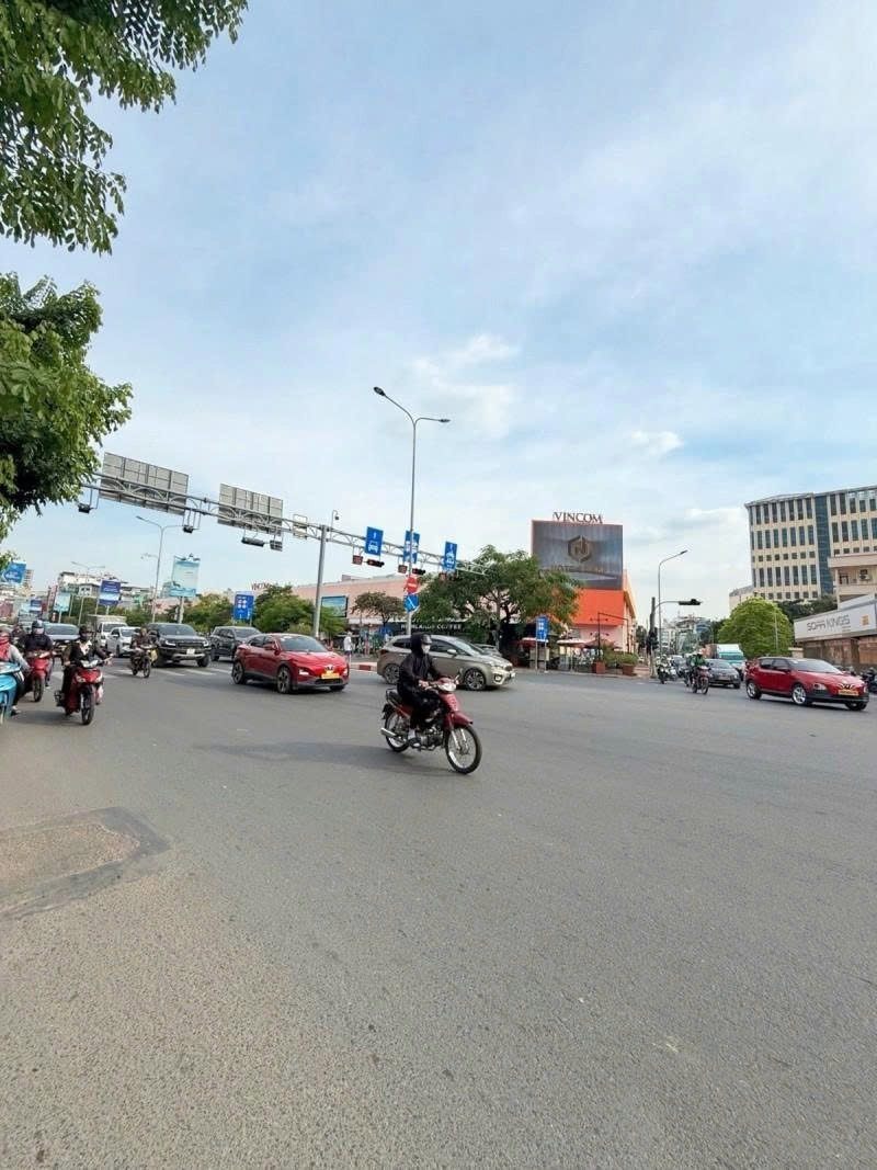 Bán nhà Mặt tiền Cộng Hòa - ngay Út Tịch đối điện VinCom 4x24m 2 tầng cũ Sổ A4 298 tỷ.