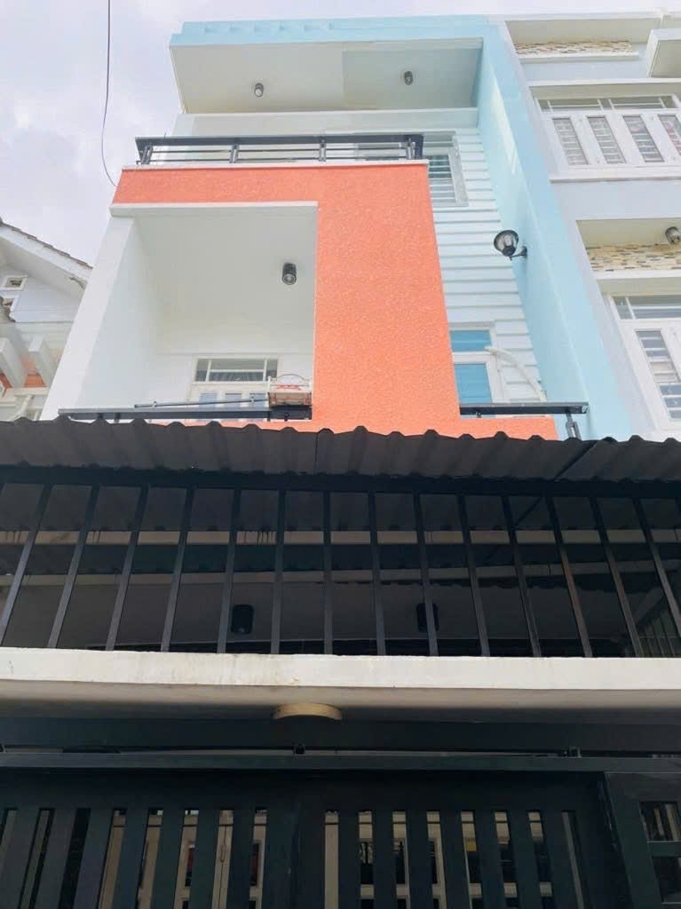 BÁN NHÀ MẶT TIỀN HẺM 1113 HUỲNH TẤN PHÁT CÓ SÂN SAU THOANG MÁT