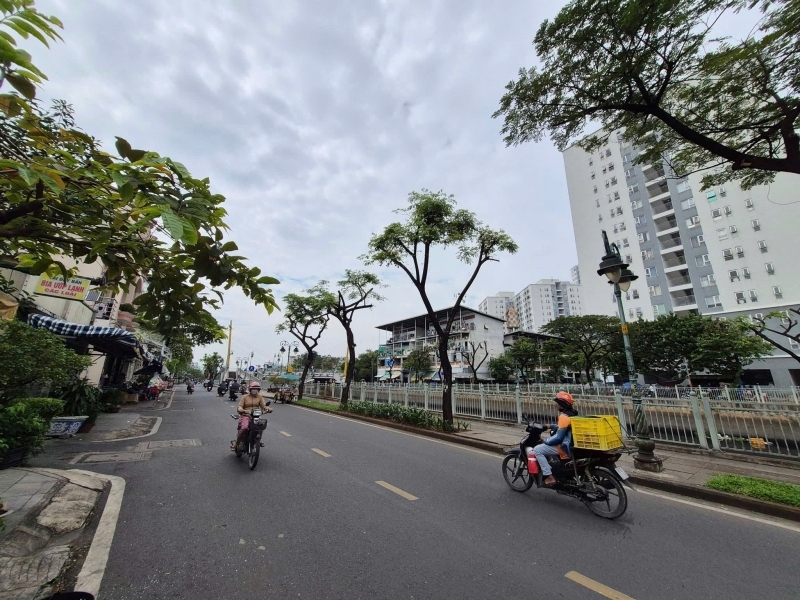 Bán nhà Mặt tiền Lò Gốm - gần đường Bãi Sậy 209m2 ( 8x26m hậu 12m) 2 tầng cũ 249 tỷ.