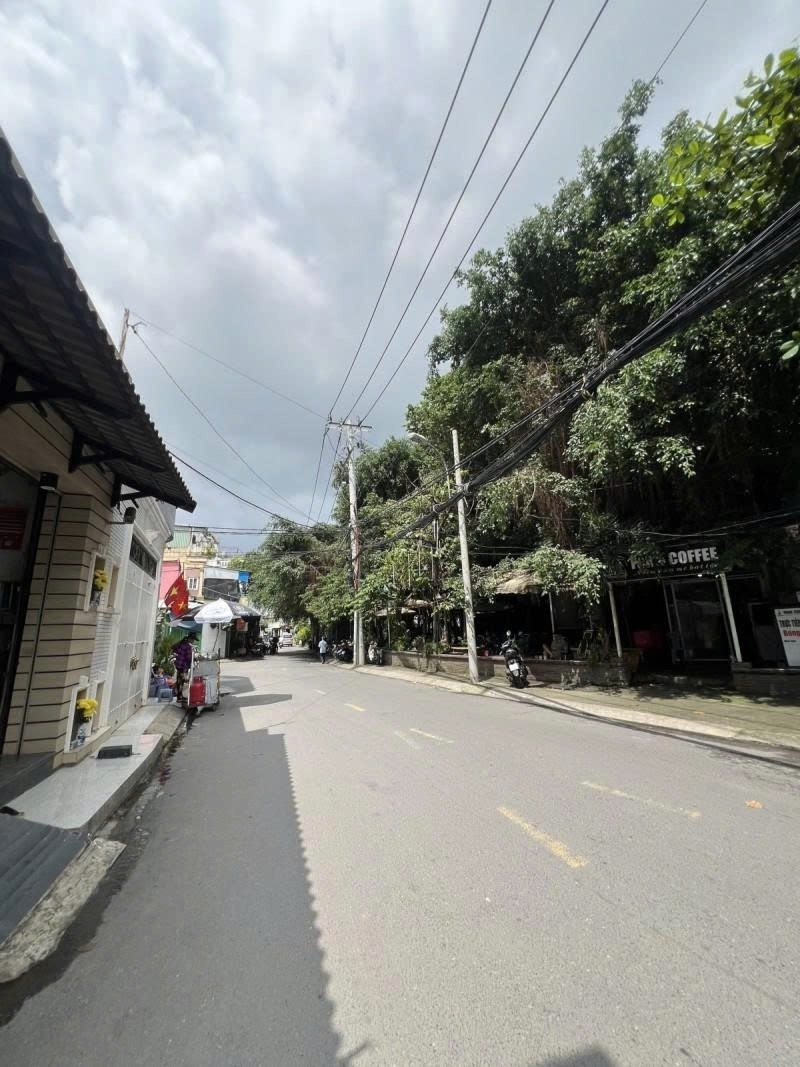 Bán nhà Mặt tiền Nguyễn Duy Cung ngay Emart Phan Huy Ích 43x24m 3 Tầng 129 tỷ.