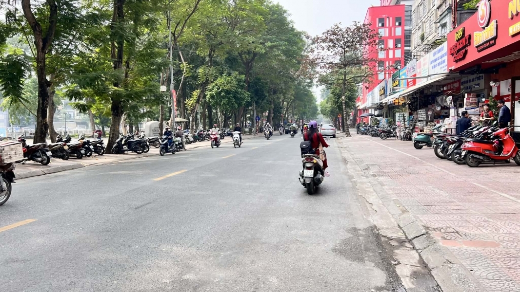 bán nhà Ngọc Lâm 2 mặt ngõ ôtô vào nhà mặt tiền 8.4m gần vườn hoa bến xe