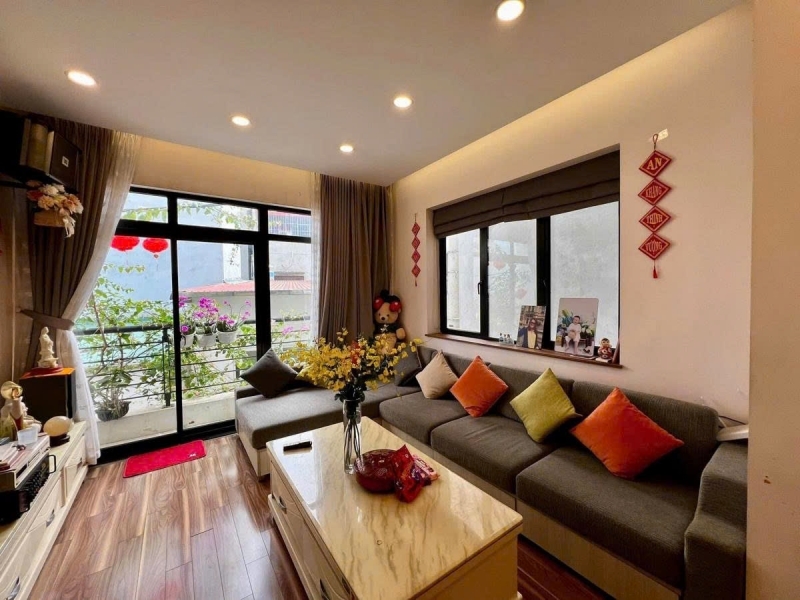 Bán nhà Ngọc Thụy 60m MT6m 5 tầng dân xây lô góc ô tô 12 tỷ
