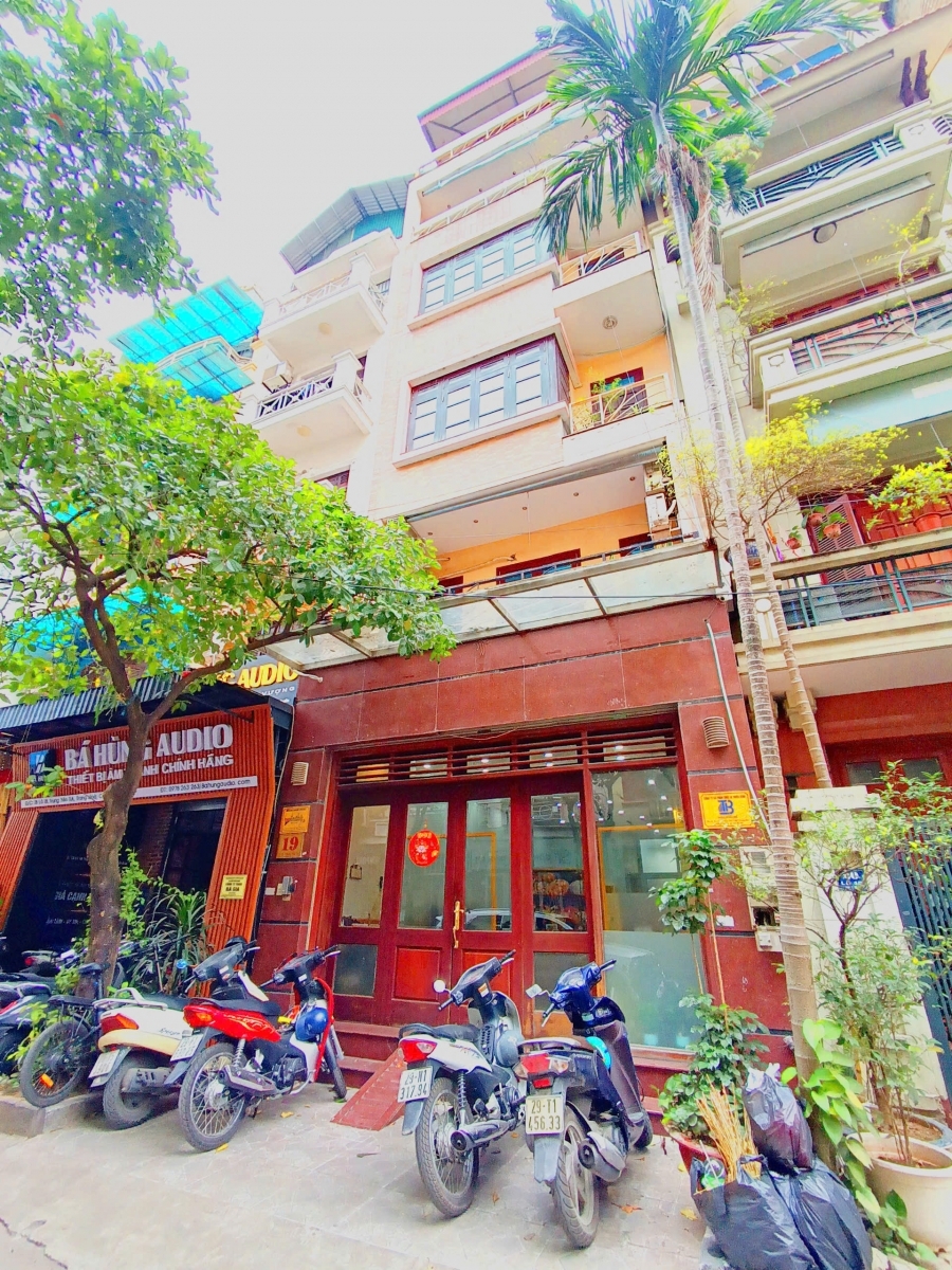 Bán nhà NGUYÊN HỒNG – ĐỐI DIỆN SÂN CHƠI – Ô TÔ TRÁNH – MẶT TIỀN 5m – 61m² x 5T – 218 tỷ