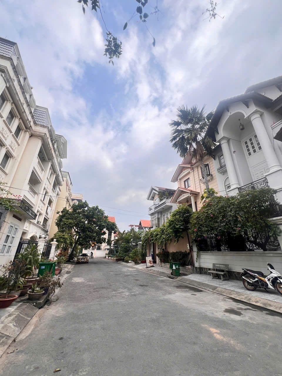 BánCĂN  nhà 216A34 đường Nguyễn Văn Hưởng P. Thảo Điền Quận 2.