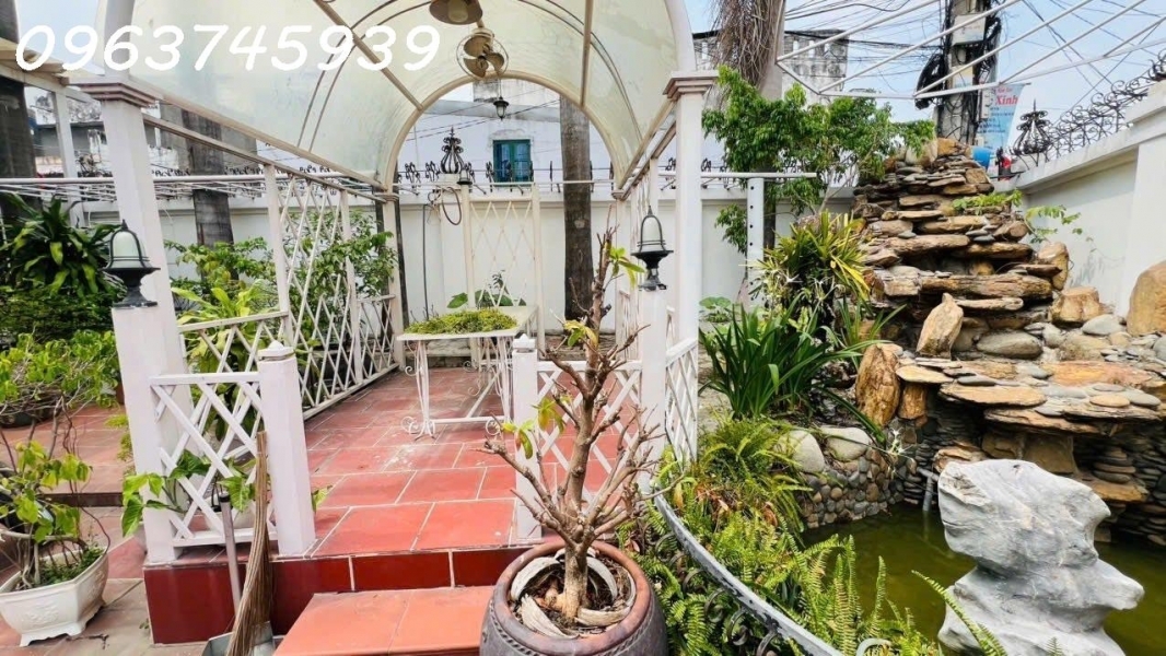 Biệt thự cổ điển 3 tầng 245m2 sân rộng ô tô đỗ được Dĩ An 8.5 Tỷ