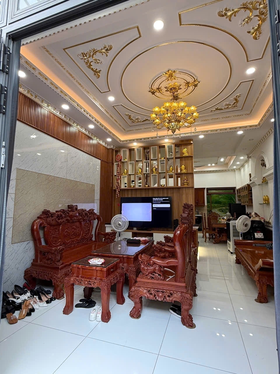 Biệt thự tân cổ điển mới full nội thất gỗ Bông Sao P5Q8. Giá: 11 tỷ