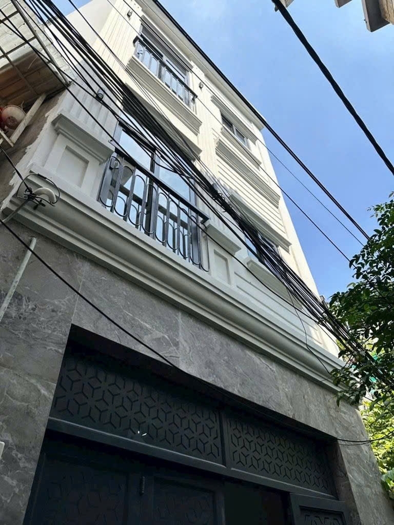 Căn Hô dịch vụ Lê Văn ThịnhDiện tích 72m2 (4 x18) oto đổ cửaNhà mới xây 1 trệt 3 lầu 10 pn 10wc(