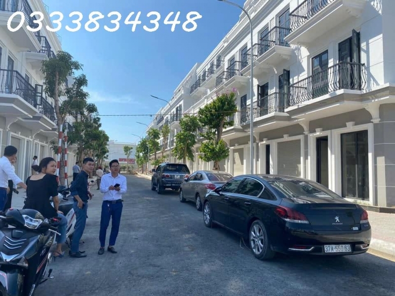 Chính chủ bán gấp shophouse 4 tầng 75m2 sẵn sổ đỏ trao tay cạnh Vincom Plaza