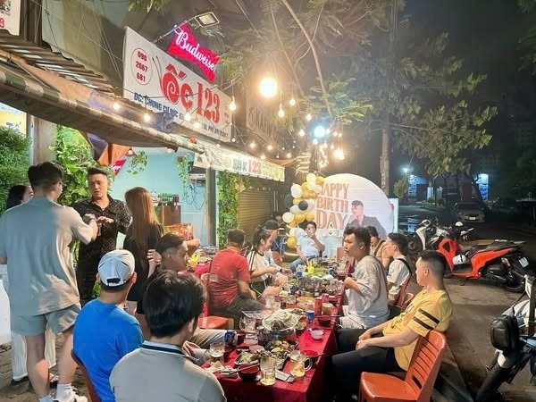 CHÍNH CHỦ SANG NHƯỢNG QUÁN ỐC Địa chỉ: Mặt tiền đường 15B Quận 7 đối diện Chung cư Viva Plaza.