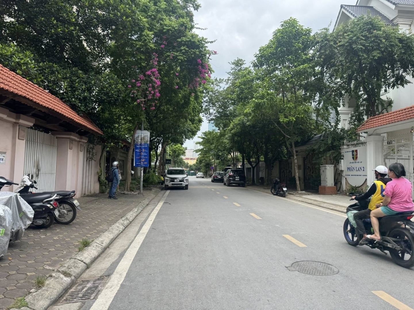 Cho thuê biệt thự Thành phố giao lưu 200m2 4 tầng làm văn phòng nhà ở.