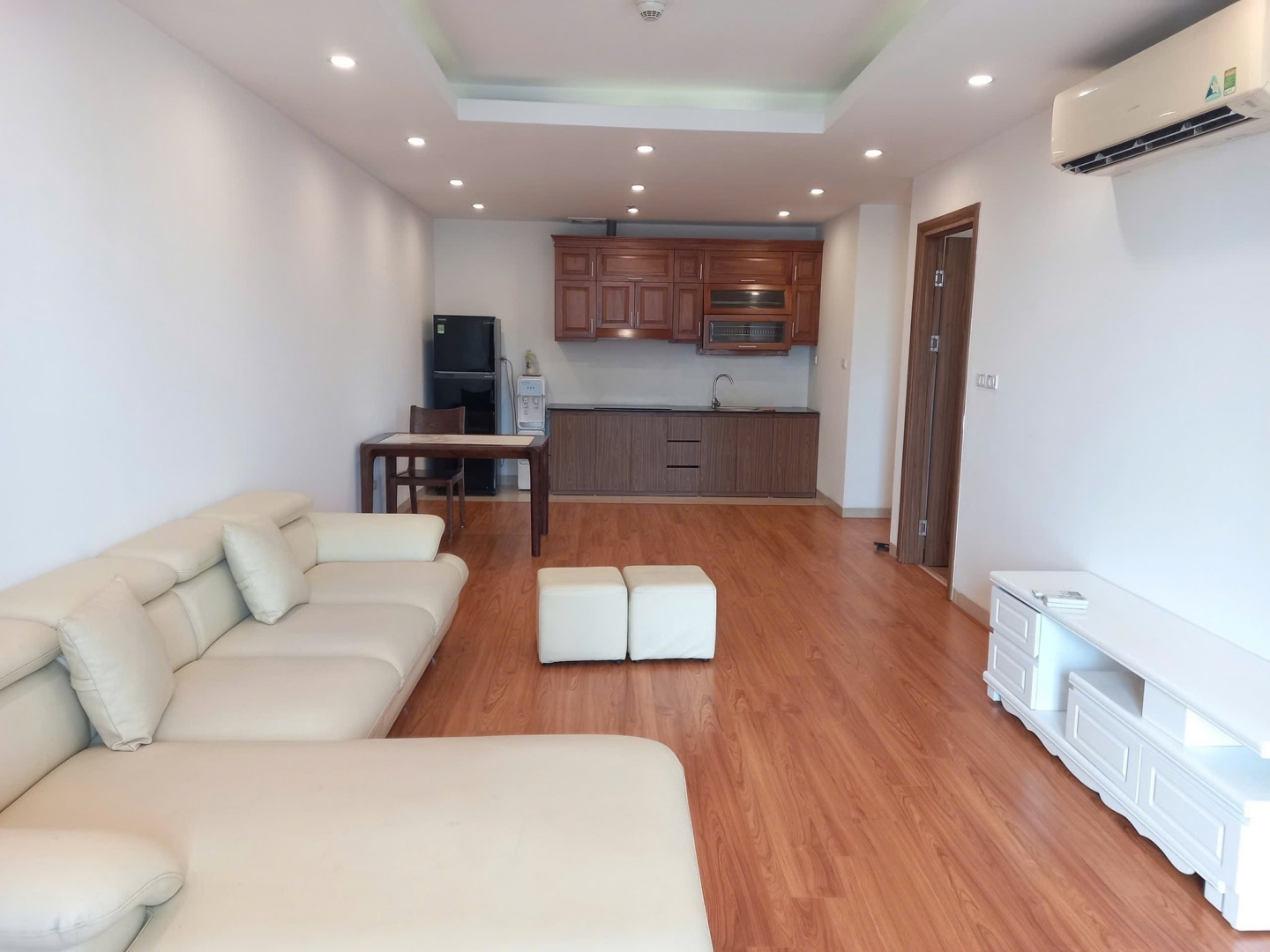 Cho thuê căn hộ Center Point110 Cầu Giấy 80m2 2 ngủ Full đồ 16.5 Triệu ở gđ nhóm đi làm