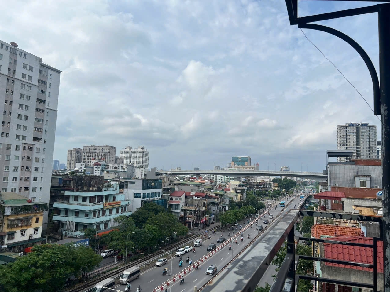 Cho thuê căn hộ tầng 4 Mặt Phố Giải Phóng ngay Bách Kinh Xây 45m2 Full đồ ở gđ nhóm 3 ng