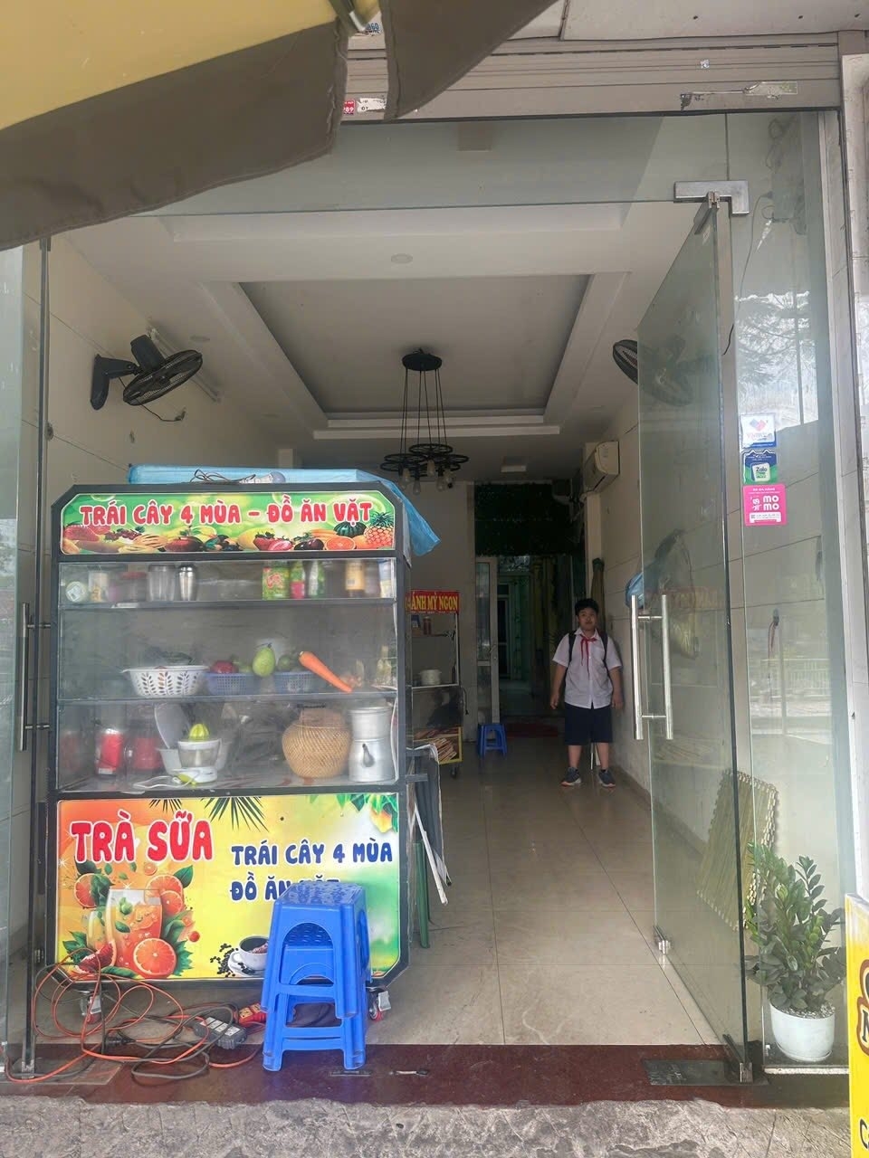 Cho thuê cửa hàng Mặt Phố Vũ Tông Phan 30m2 7.5 Triệu KD hàng ăn nước spa Nail mi