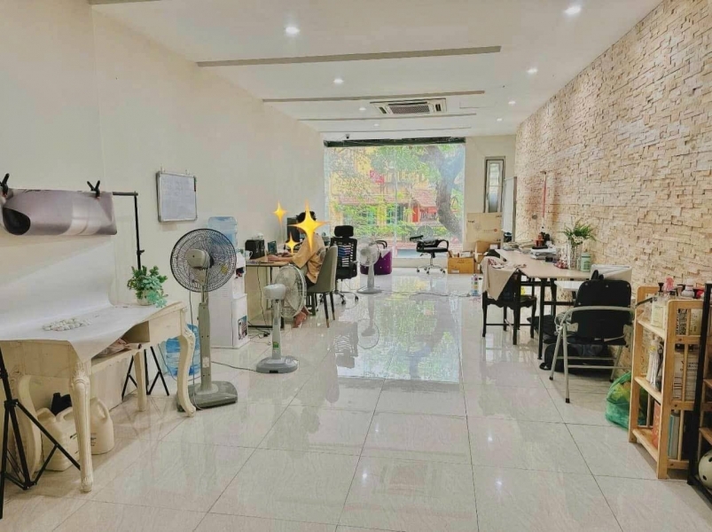 Cho thuê mặt sàn tầng 3 Mặt Phố Lê Đại Hành 40m2 1 vệ sinh khép kín 7 triệu